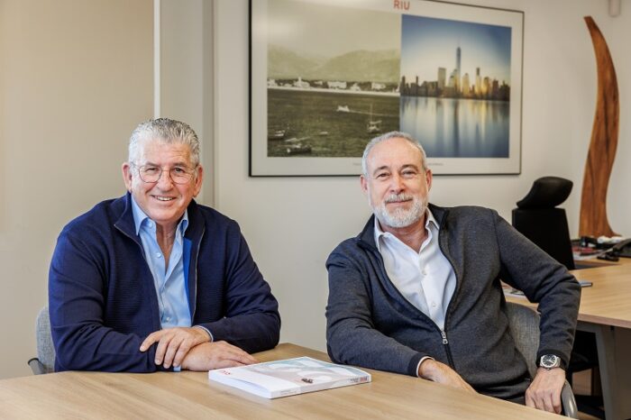 Luis Riu, CEO de RIU Hotels & Resorts, y Pepe Moreno, consejero directivo de Comercial y Marketing, en las oficinas centrales de RIU en Playa de Palma