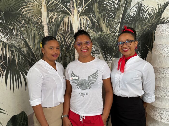 Von links nach rechts: Elisabete Da Luz Rodrigues, Housekeeping Managerin; Madilene Graça, stellvertretende Animationsleiterin und Artemisa Eunice Livramento Santos, Front Desk Managerin im Hotel Riu Karamboa. 