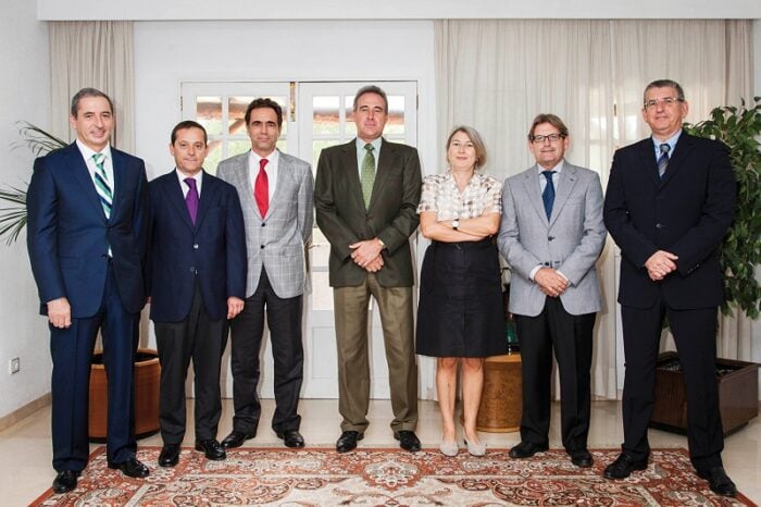Members of the Board of Directors of RIU Hotels & Resorts, with Carmen and Luis Riu in the center, at the chain's headquarters in Playa de Palma