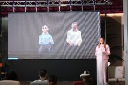 Imagen de Catalina Alemany presentando Proudly Committed