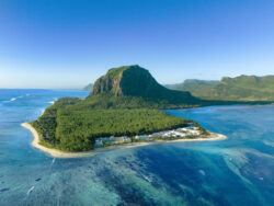 Instalación de placas solares en las cubiertas de los nuevos hoteles de RIU en Isla Mauricio: Riu Turquoise y Riu Palace Mauritius
