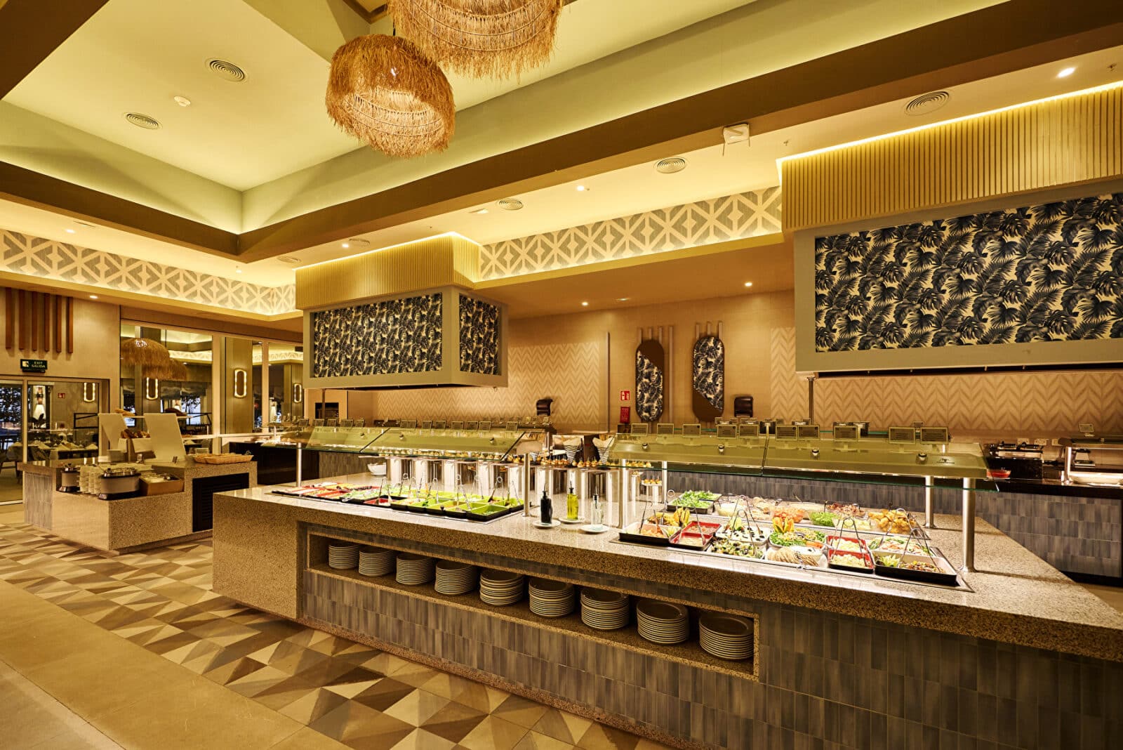 Green Island: restaurante buffet principal con estaciones de cocina en vivo, que ofrece opciones vegetarianas y noches temáticas tres veces por semana