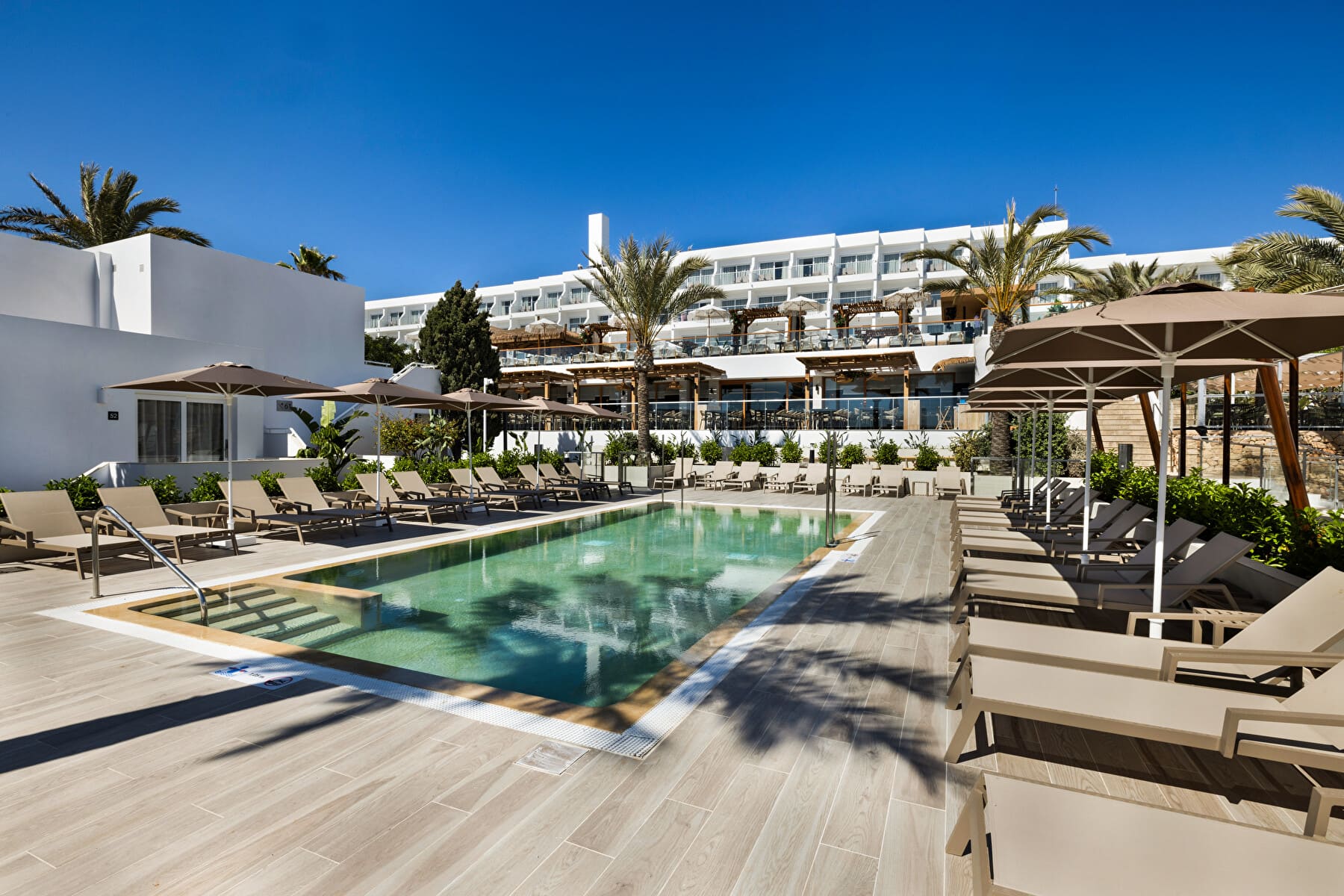 Una de las áreas de piscinas del hotel Riu Palace La Mola en Formentera