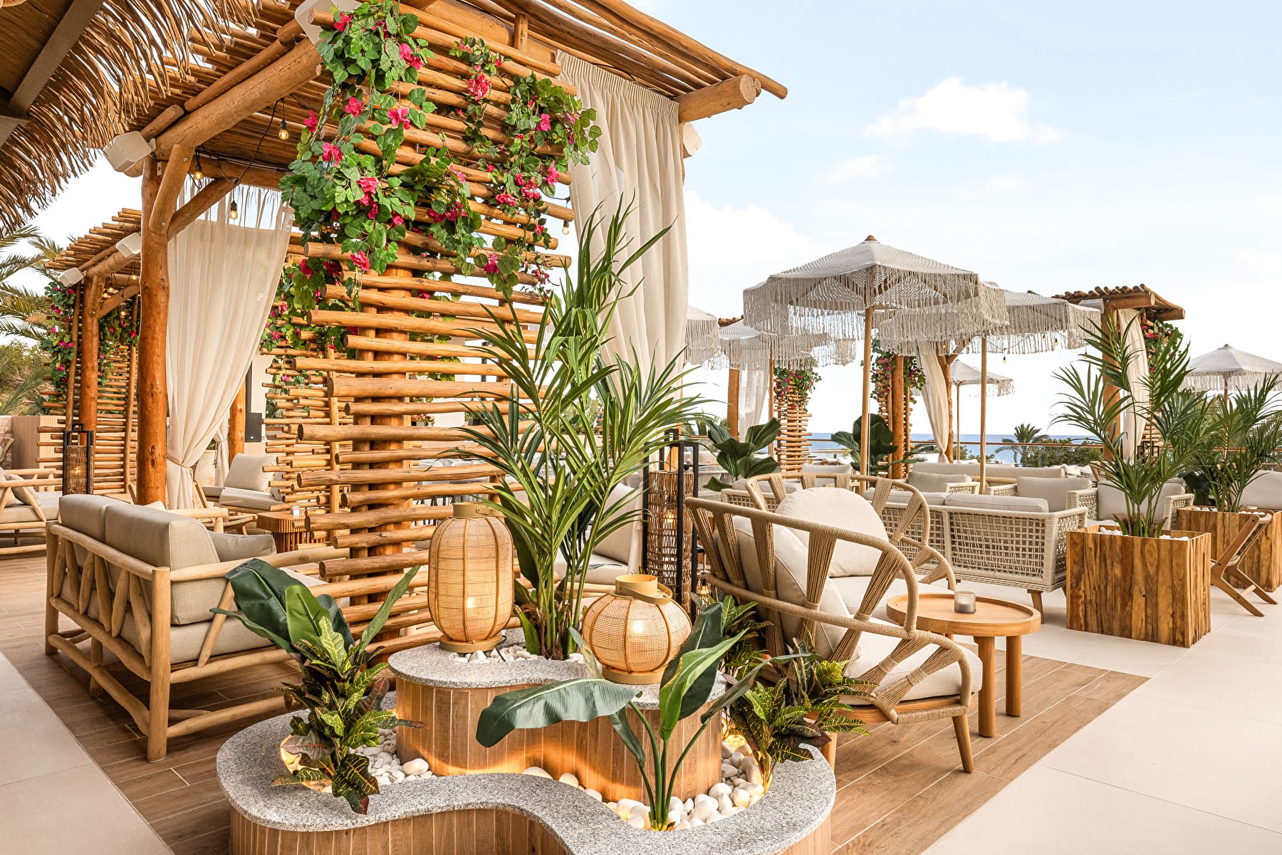 Detalles de la decoración del snack restaurante del hotel Riu Palace La Mola en Formentera