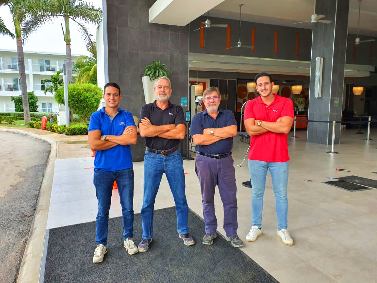 Luis Riu, CEO de RIU Hotels & Resorts, con sus hijos Luis y Roberto, y el director de Operaciones de RIU en Jamaica, Alejandro Sánchez