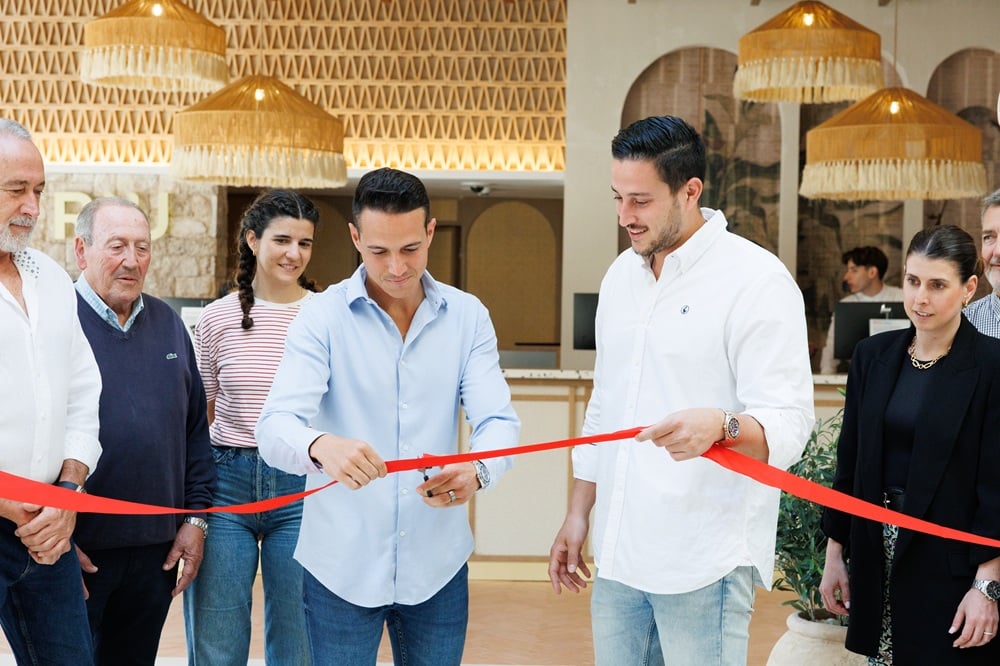 Luis Riu Rodríguez and Roberto Riu are cutting the ribbon to inaugurate the renovation of the Hotel Riu Palace La Mola in Formentera