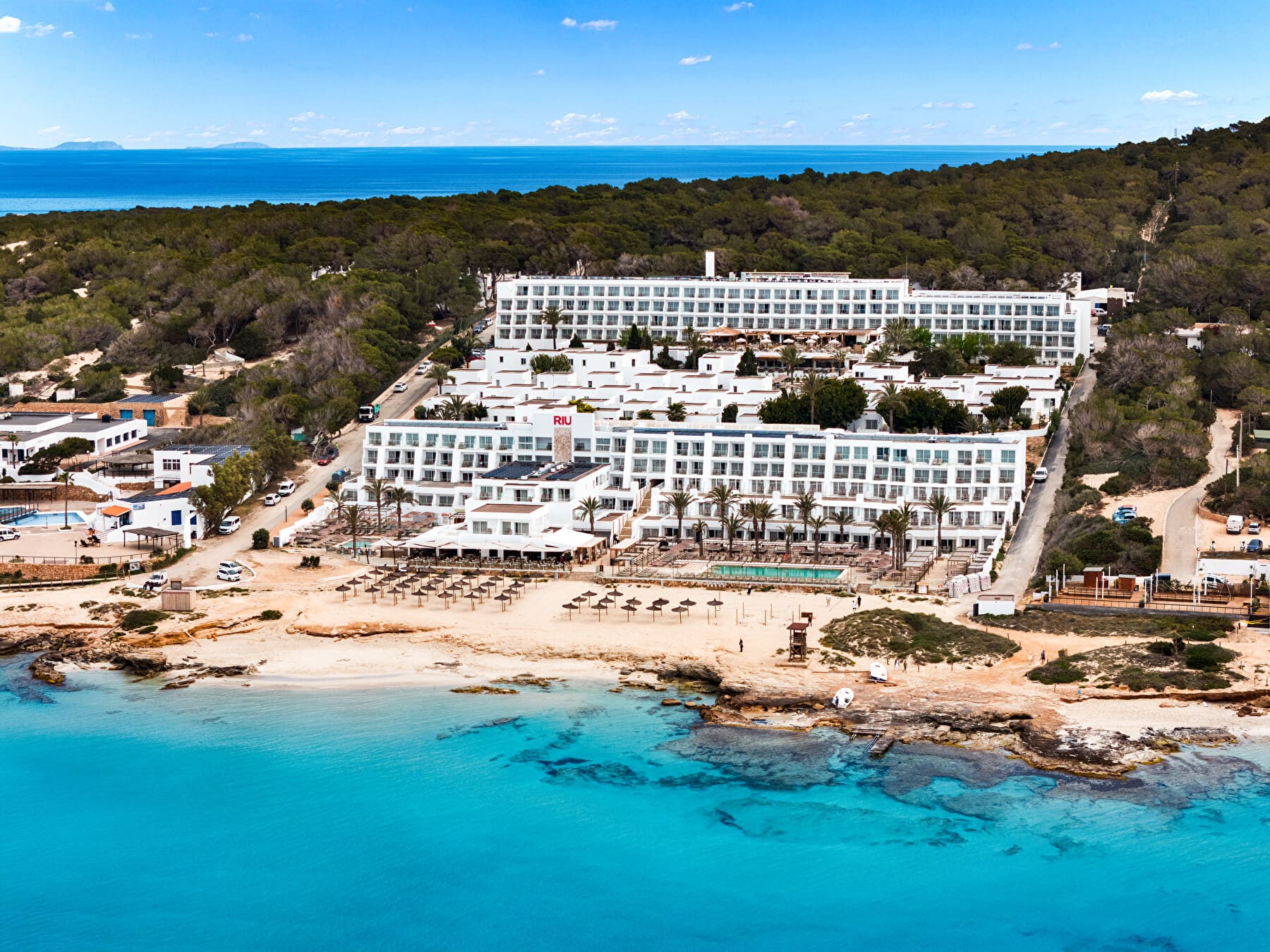 Luftaufnahme des Hotels Riu Palace La Mola auf Formentera – aufgenommen vom Meer aus