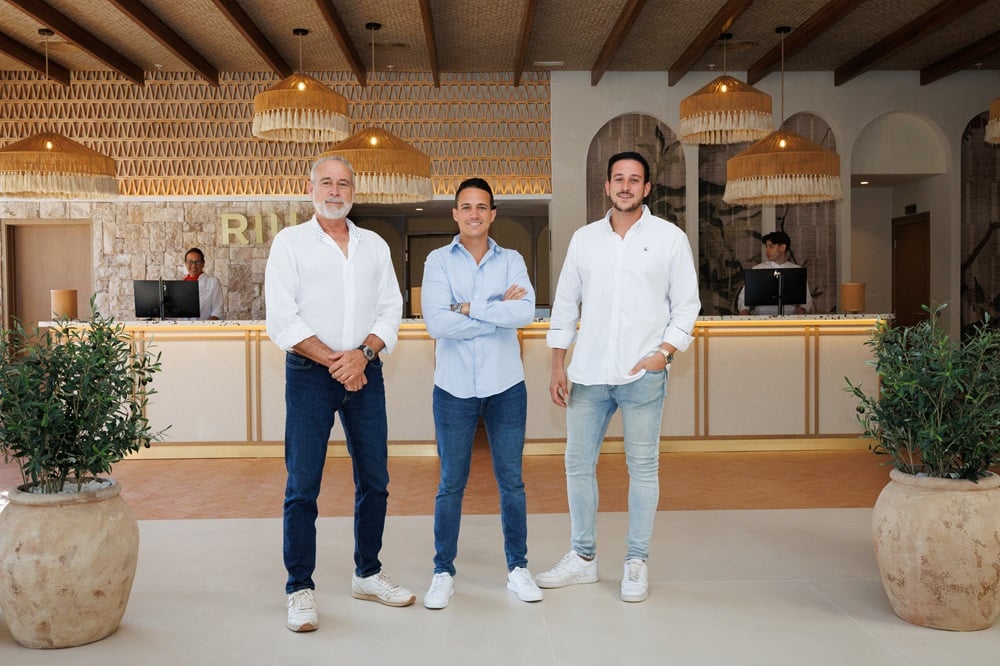 Luis Riu Güell, Luis Riu Rodríguez y Roberto Riu en el lobby del hotel Riu Palace La Mola en Formentera