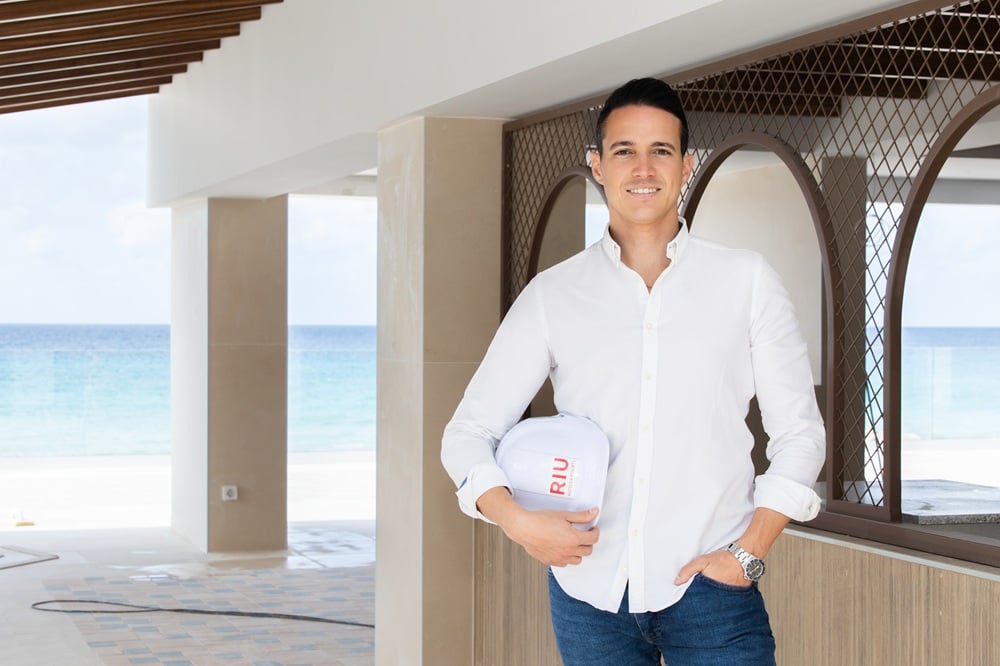 Luis Riu Rodríguez visits Hotel Riu Palace La Mola in Formentera during its renovation