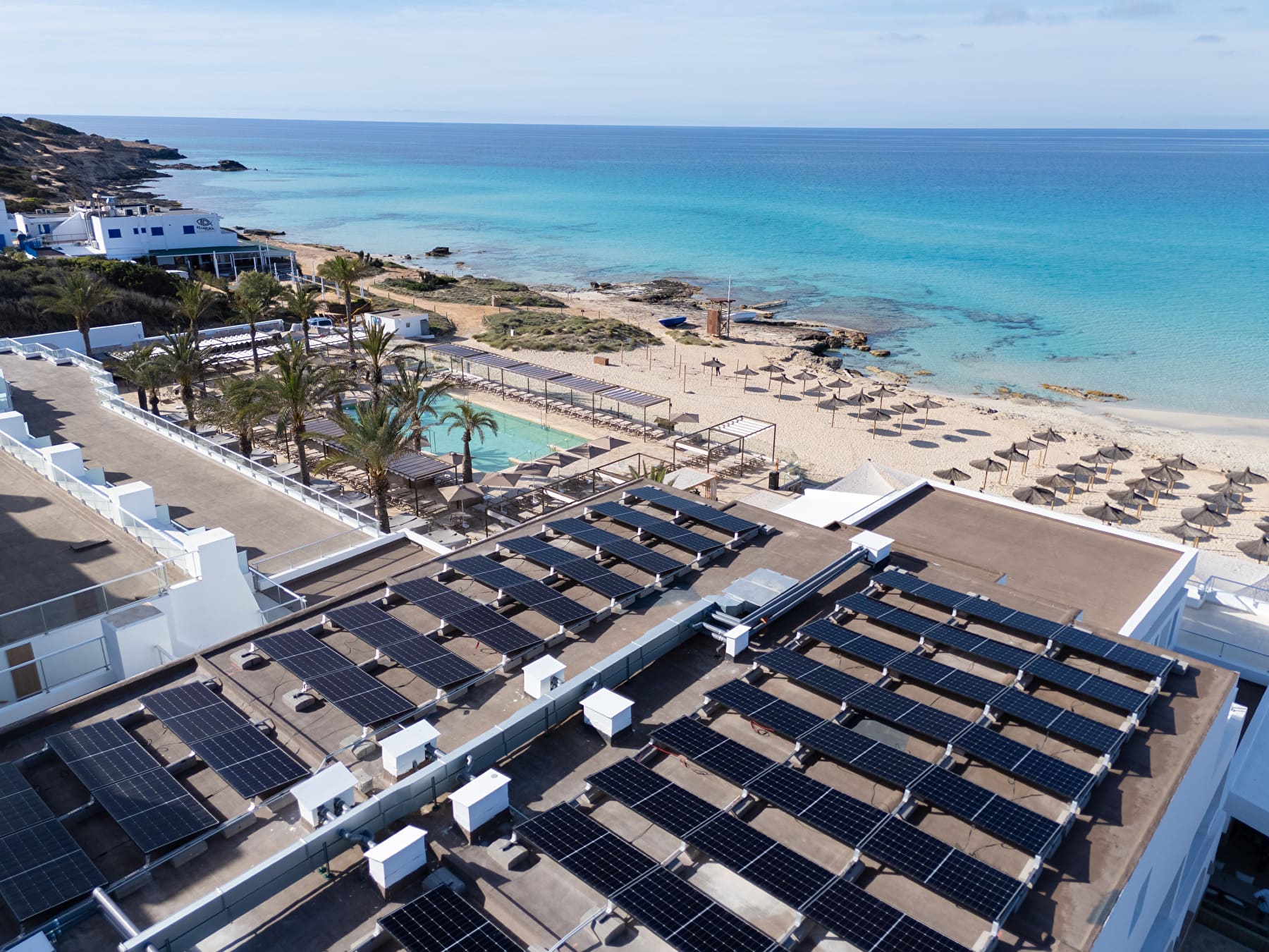 Placas fotovoltaicas para la generación de energía renovable en el hotel Riu Palace La Mola en Formentera