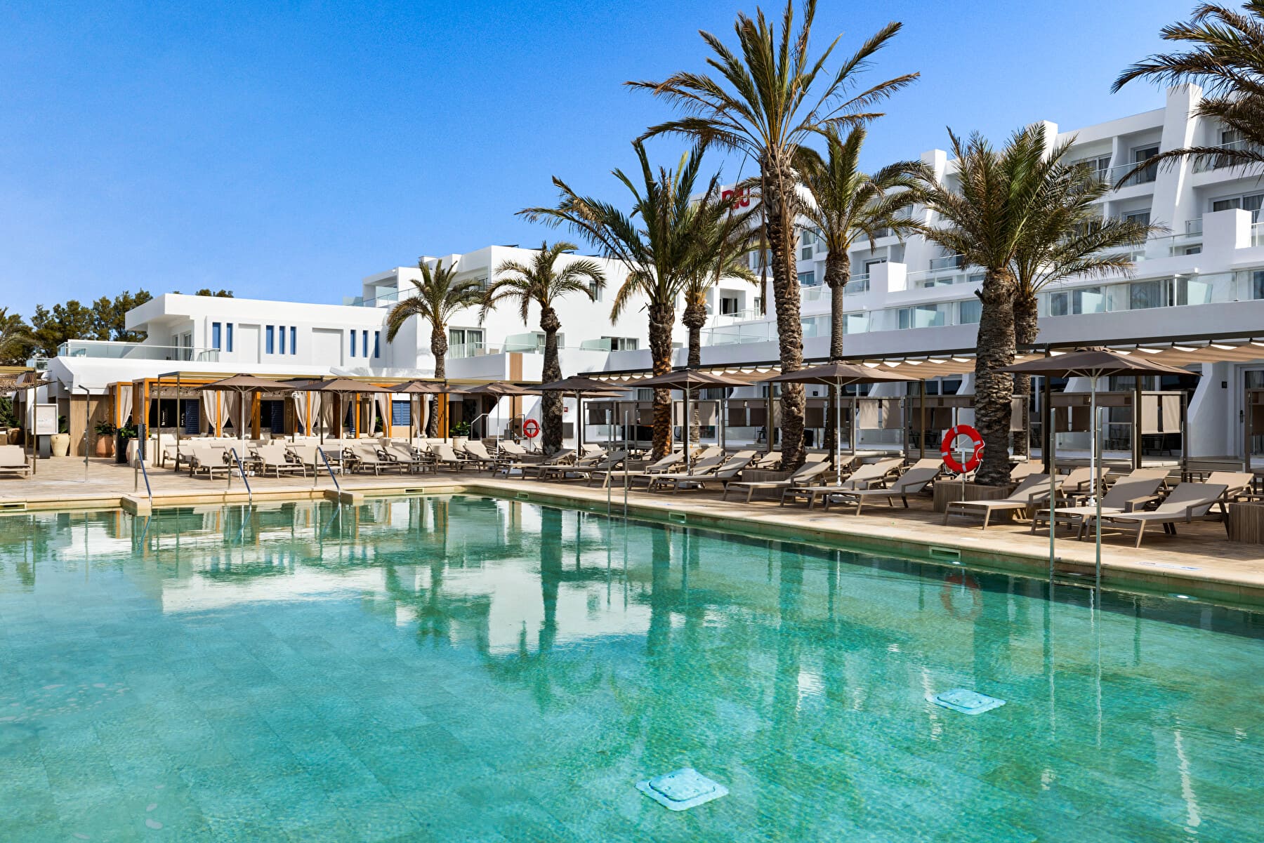 Poolbereich mit Sonnenliegen im Hotel Riu Palace La Mola auf Formentera
