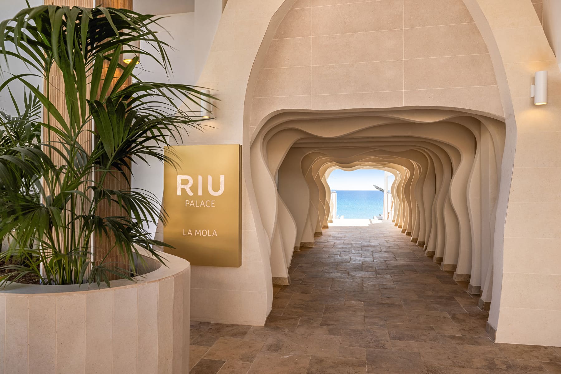 Der Strandzugang des Hotels Riu Palace La Mola auf Formentera