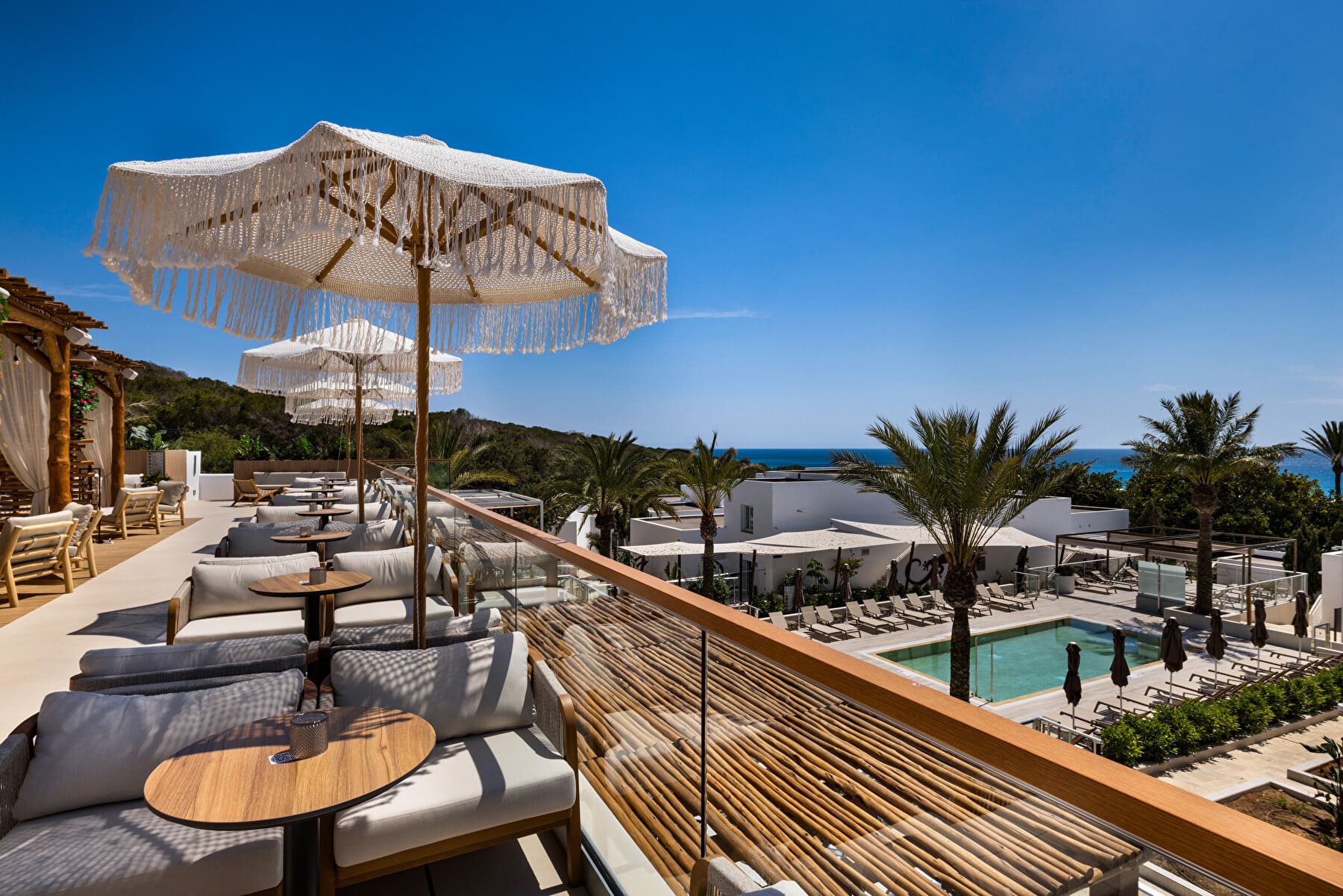 Zona de terraza chill out con vistas a la piscina del hotel Riu Palace La Mola en Formentera