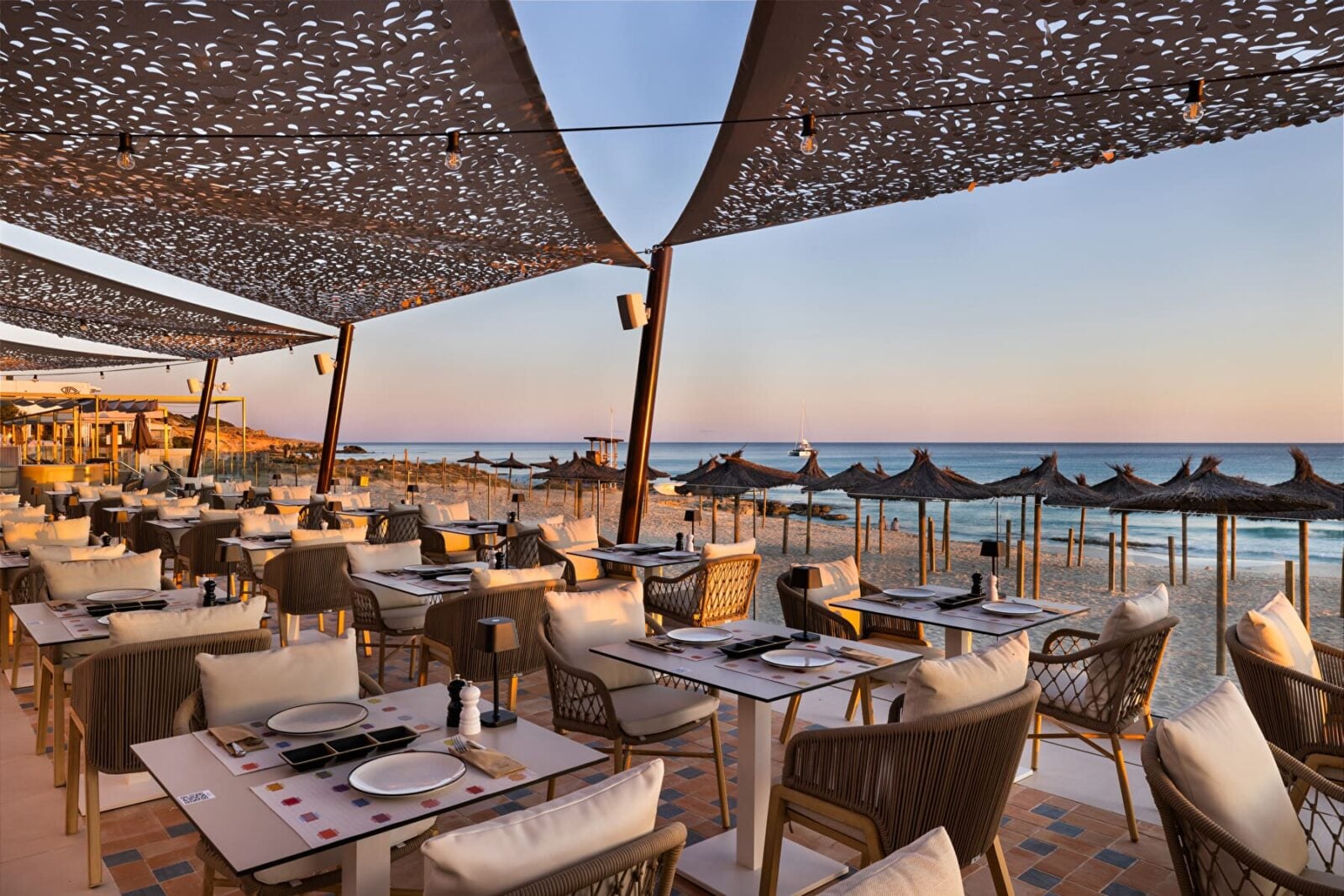 Terraza del snack restaurante a la carta del hotel Riu Palace La Mola en Formentera