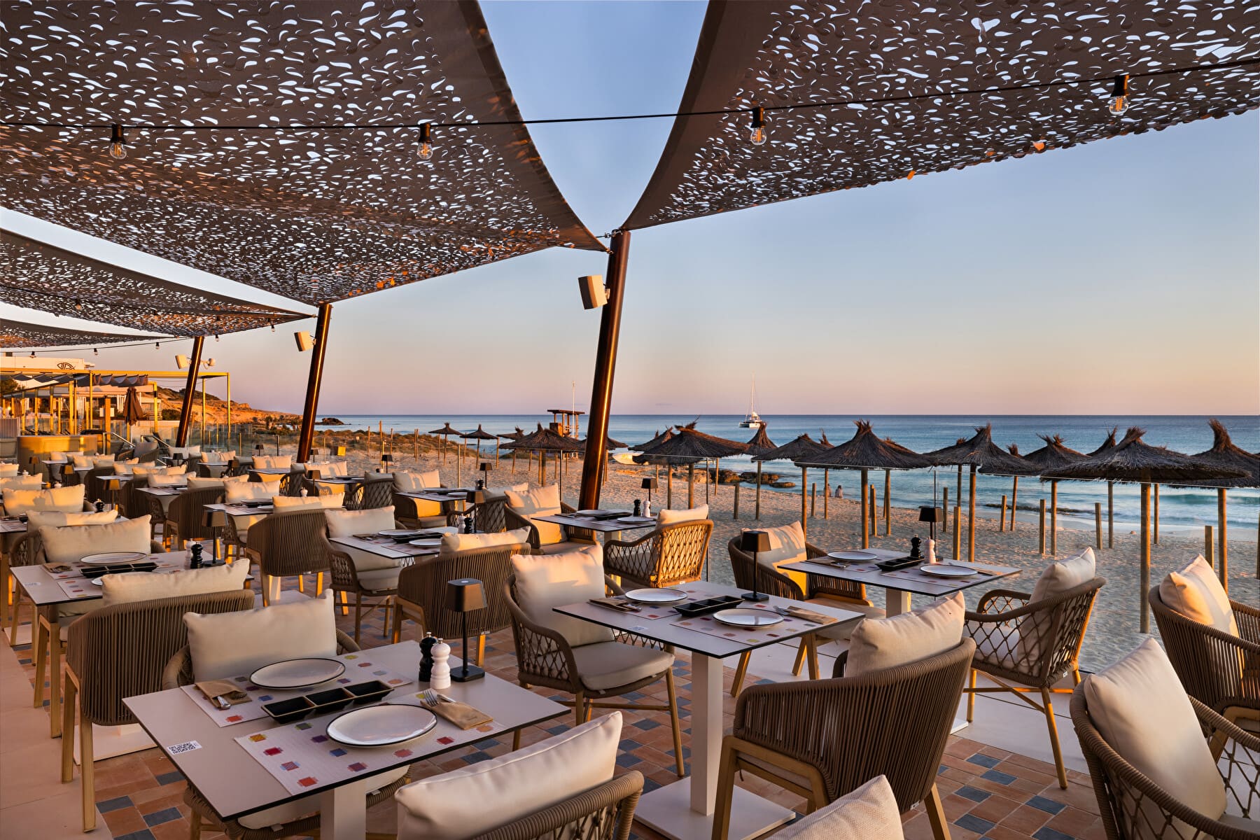 Terraza del snack restaurante a la carta del hotel Riu Palace La Mola en Formentera