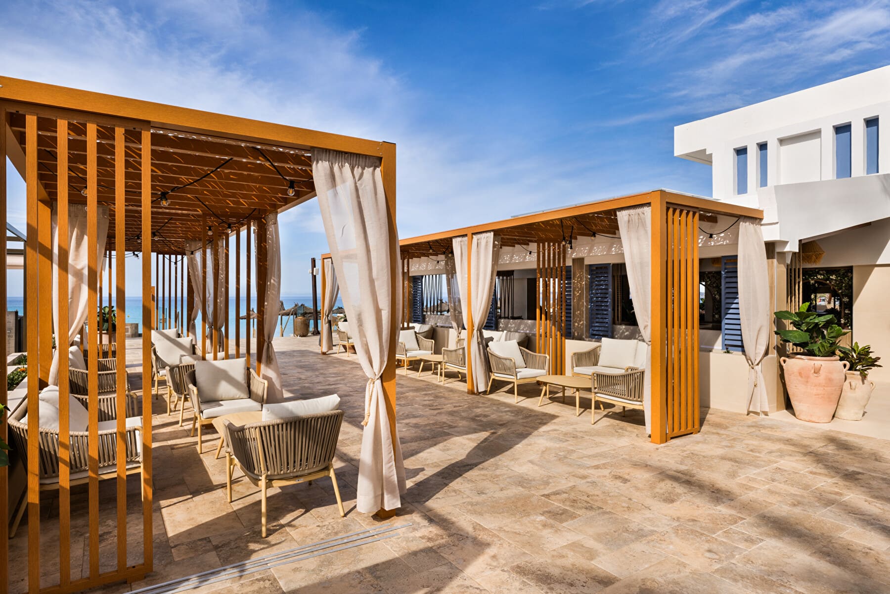 Terraza del snack restaurante a la carta del hotel Riu Palace La Mola en Formentera
