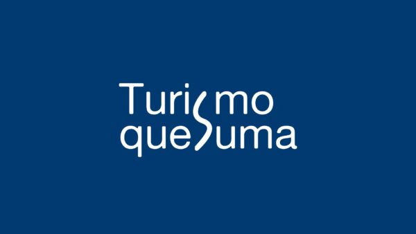 Portada con el logo de la campaña Turismo que Suma