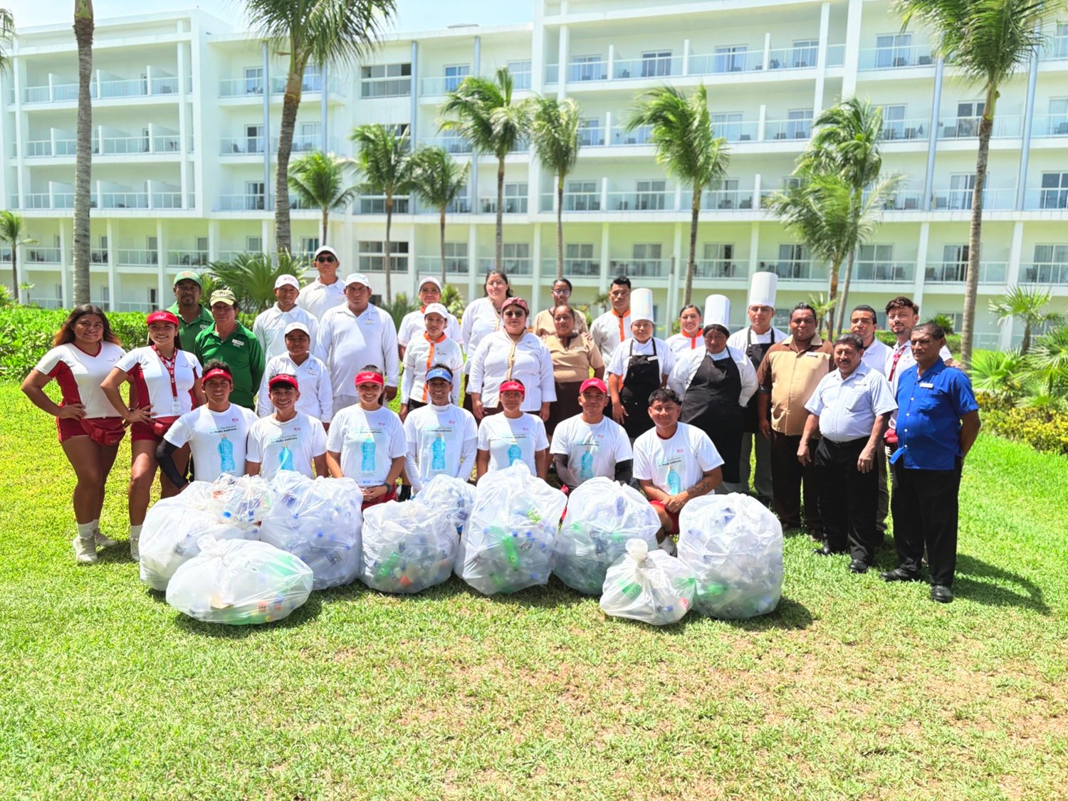 Equipo del hotel Riu Dunamar, en México
