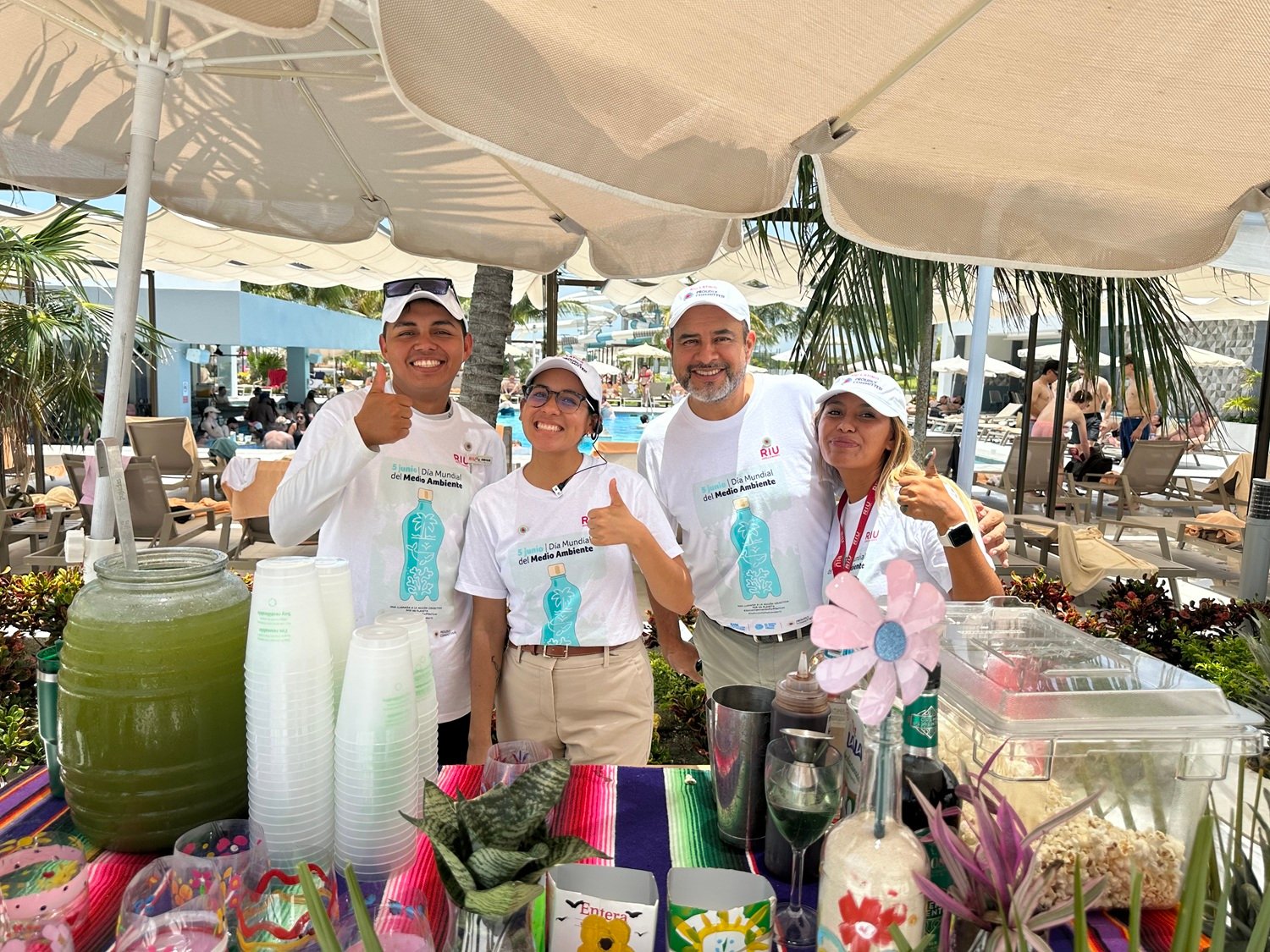 Equipo del hotel Riu Latino, en México