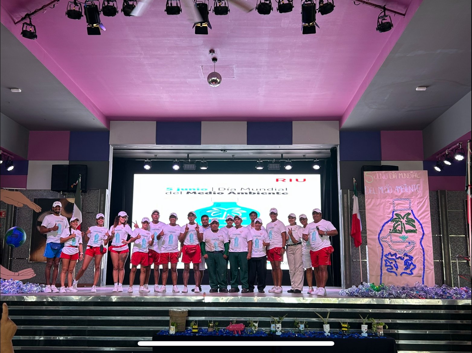 Equipo del hotel Riu Yucatan, en México
