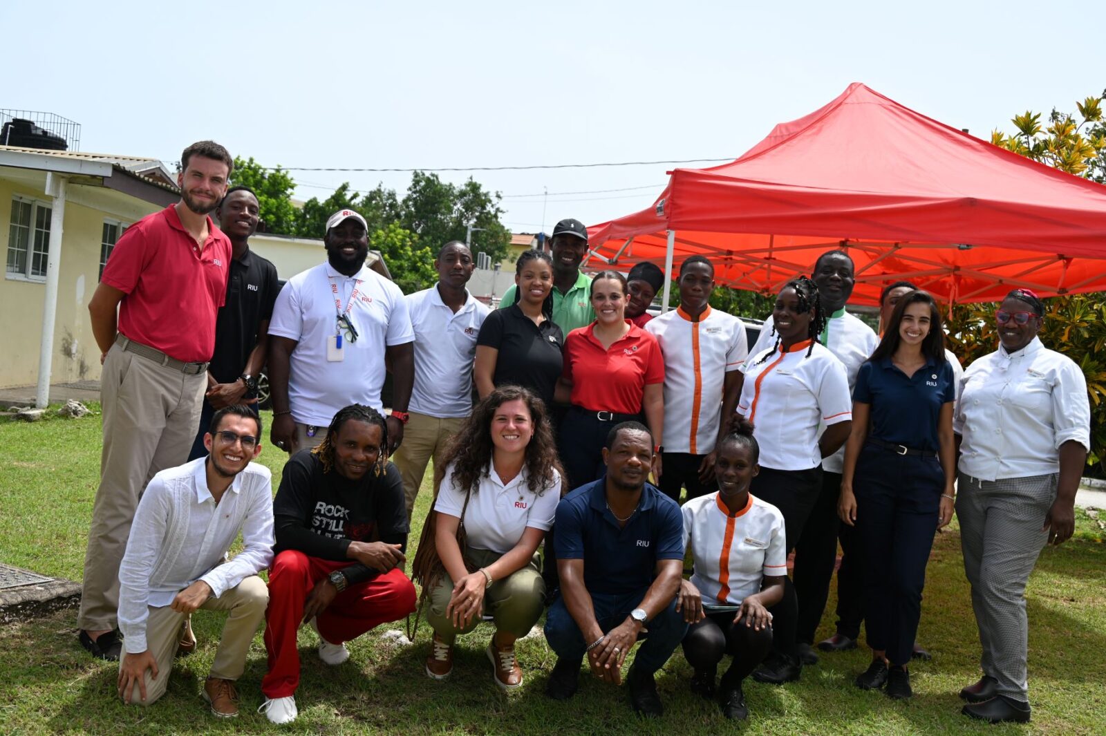 Equipo de dirección y de RSC de RIU en Jamaica durante el evento de inauguración