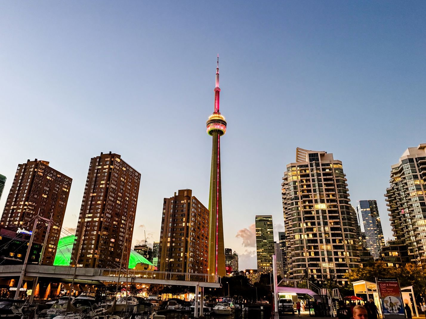 Skyline de Toronto con la CN Tower en el centro