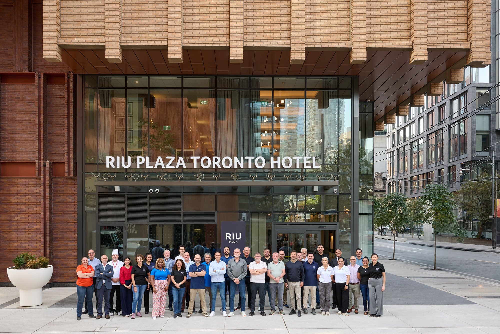 Luis Riu, CEO de RIU Hotels & Resorts, y Luis Riu Rodríguez, responsable del SAT y Operaciones del Atlántico, con José María Sanchís, responsable de Obras en América, y otros miembros del equipo de apertura del nuevo hotel Riu Plaza Toronto