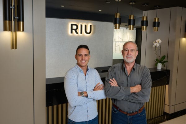 Luis Riu, CEO de RIU Hotels & Resorts, con Luis Riu Rodríguez, responsable del SAT y Operaciones del Atlántico, y Alejandro Sánchez, director de Operaciones en Estados Unidos y Caribe anglófono, en el nuevo hotel Riu Plaza Toronto