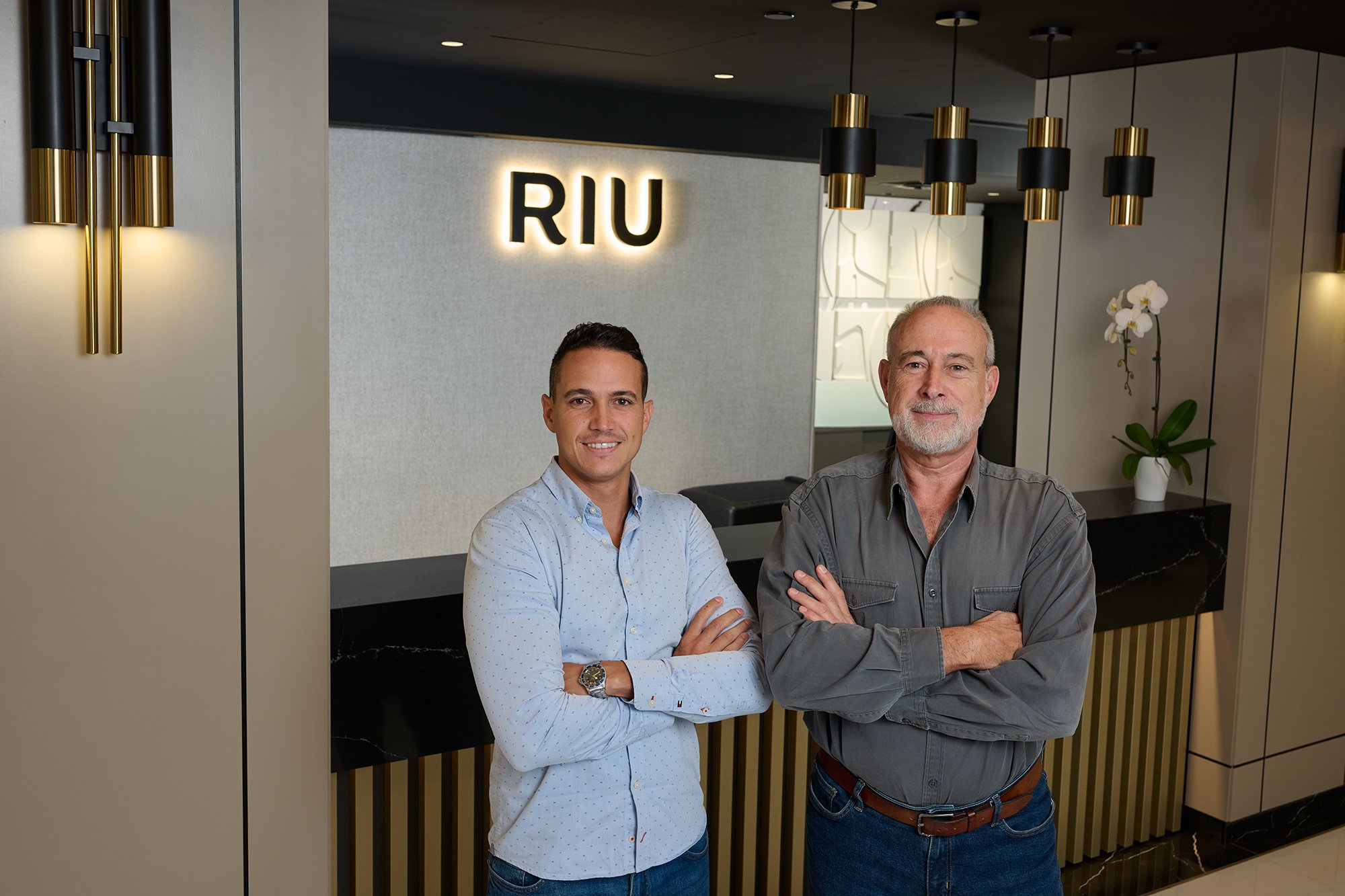 Luis Riu Güell y Luis Riu Rodríguez en el lobby del nuevo hotel de RIU en Canadá, el Riu Plaza Toronto