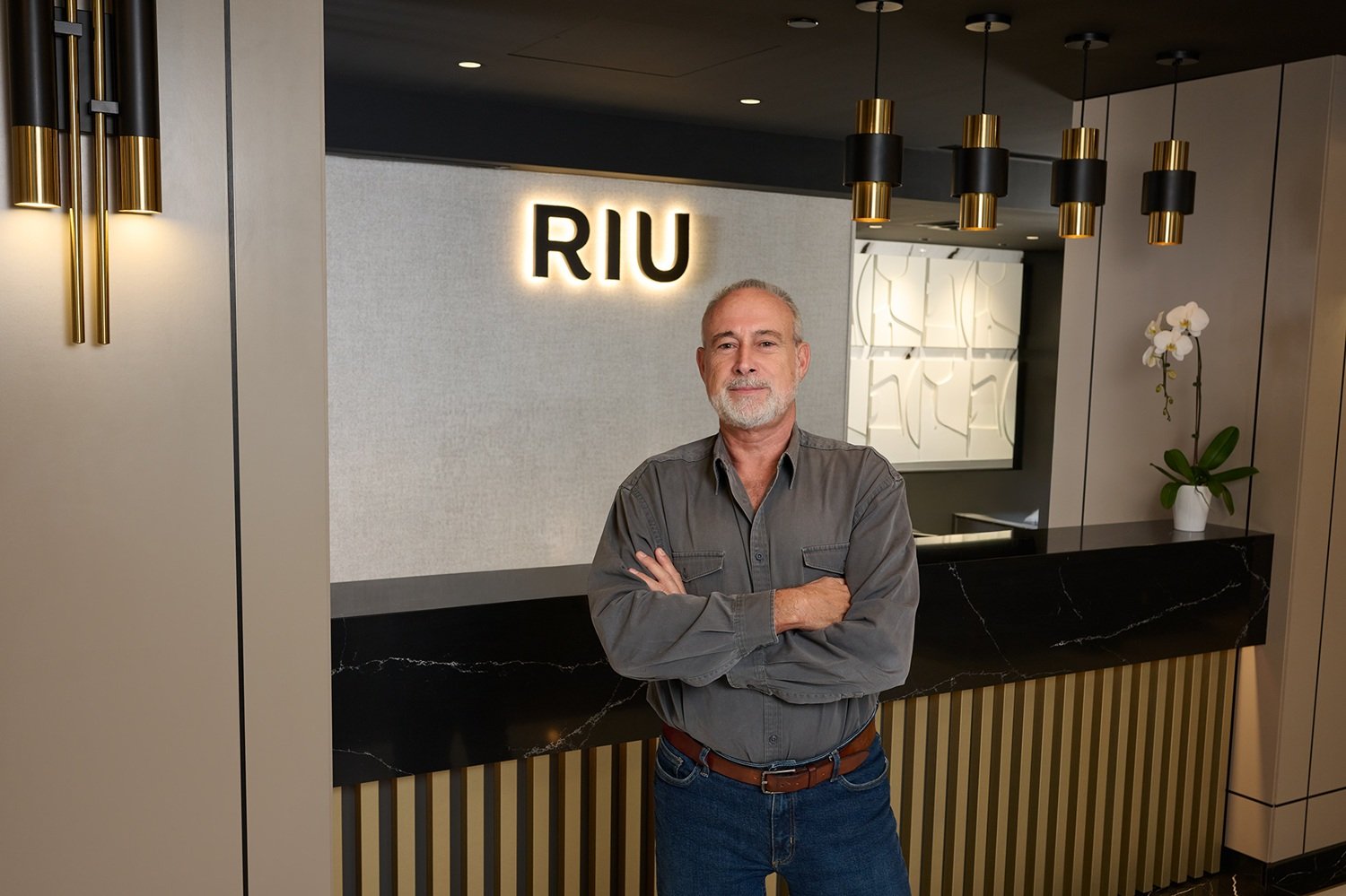 Luis Riu, CEO de RIU Hotels & Resorts, en el lobby del hotel Riu Plaza Toronto.
