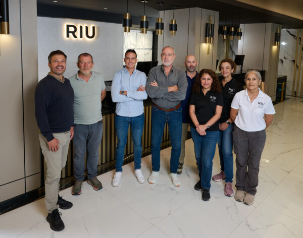 Equipo responsable de la apertura del Riu Plaza Toronto, primer hotel de RIU Hotels & Resorts en Canadá, en la entrada del establecimiento