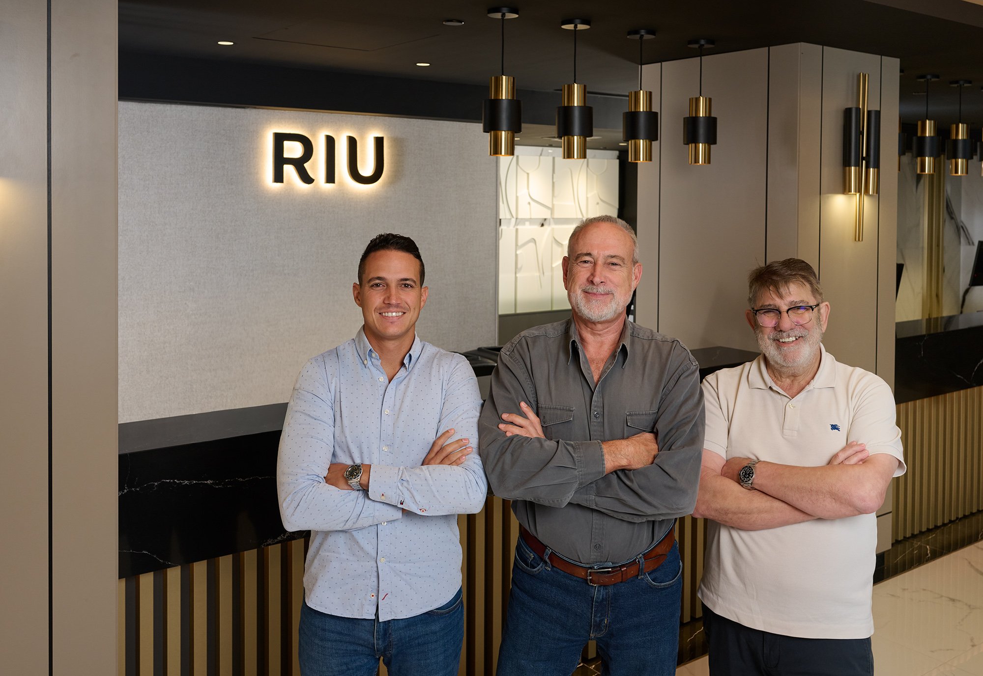 Luis Riu, CEO de RIU Hotels & Resorts, con Luis Riu Rodríguez, responsable del SAT y Operaciones del Atlántico, y Alejandro Sánchez, director de Operaciones en Estados Unidos y Caribe anglófono, en el nuevo hotel Riu Plaza Toronto