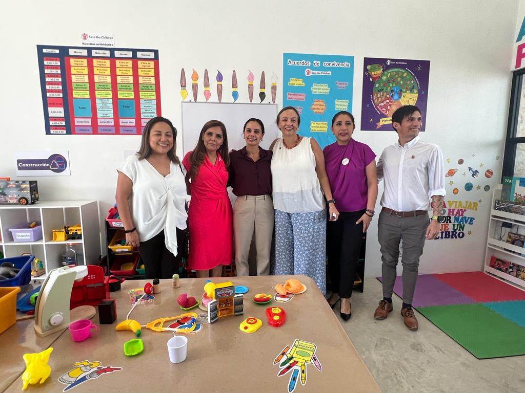La directora de RSC de Hoteles RIU, la presidenta honoraria del Sistema DIF Quintana Roo y la presidenta del municipio de Benito Juárez en apoyo a Fundación Aitana.