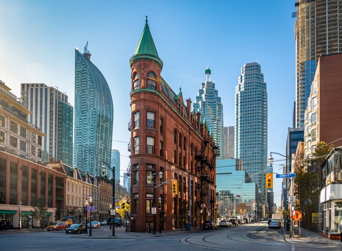 Edificio Gooderham o Flatiron Building, histórico edificio de oficinas en el centro financiero de Toronto
