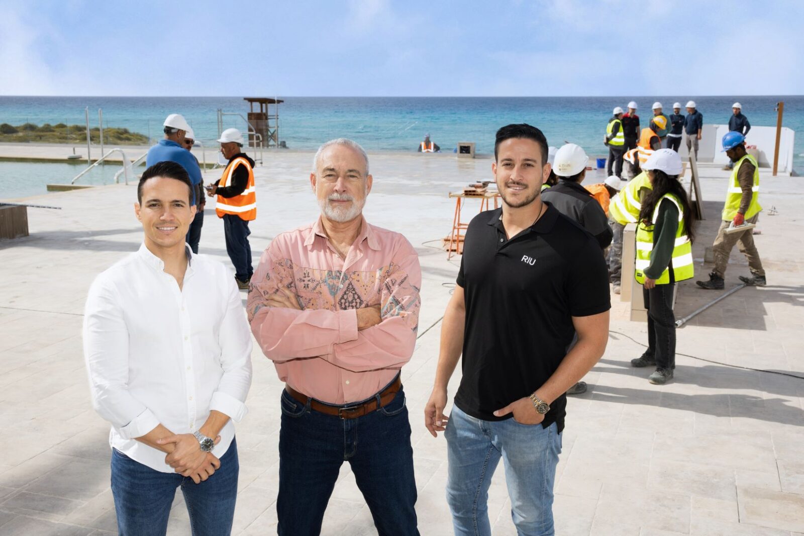 Luis Riu durante la obra del hotel Riu Palace La Mola posa junto a sus hijos