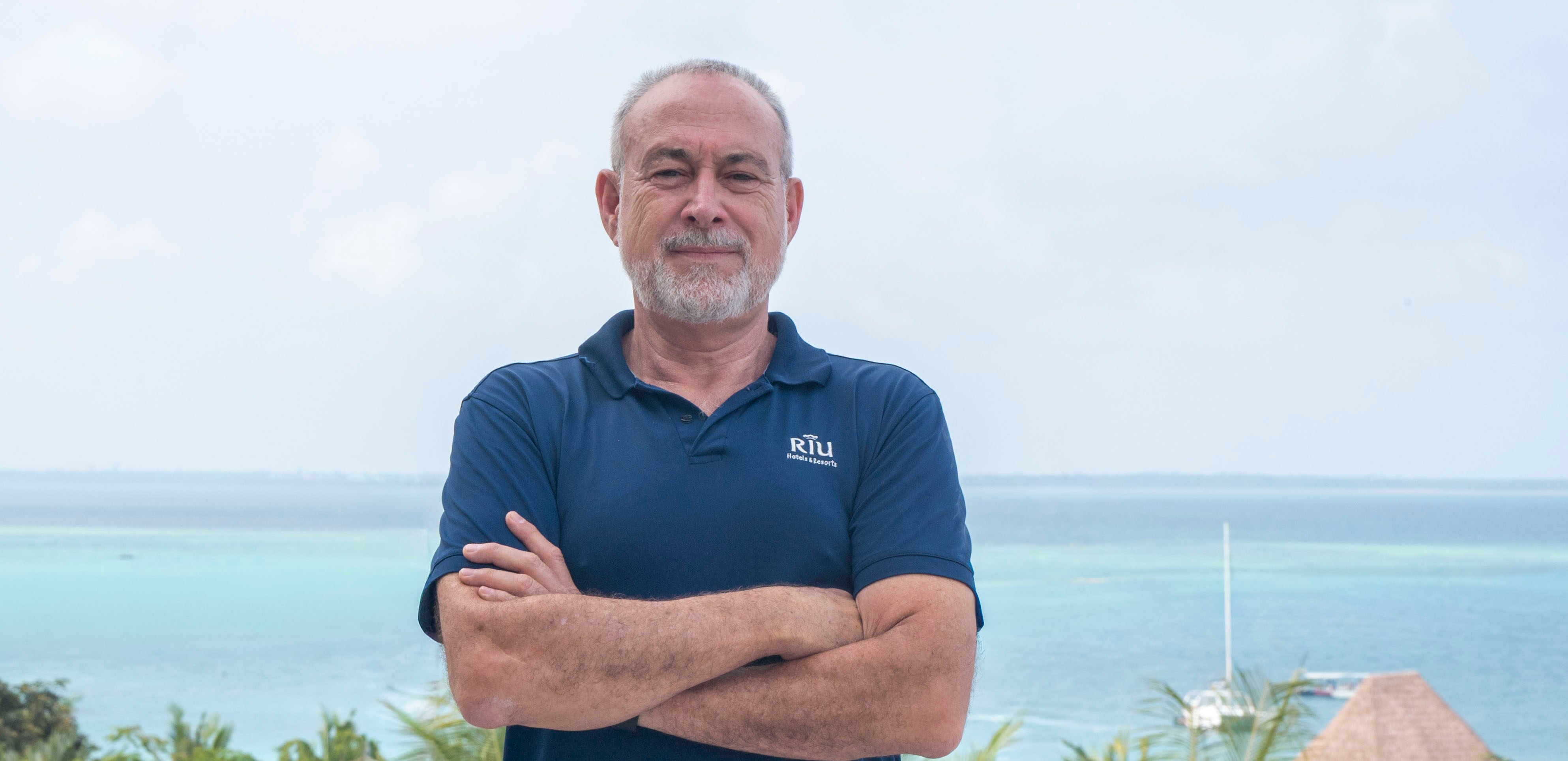 Luis Riu, CEO de RIU Hotels & Resorts, en Zanzíbar (Tanzania) con el océano Índico de fondo