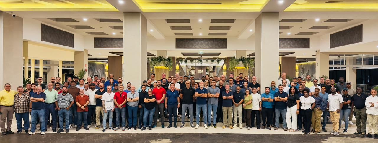 Luis Riu y el equipo de obra del hotel Riu Guanacaste posan en la entrada