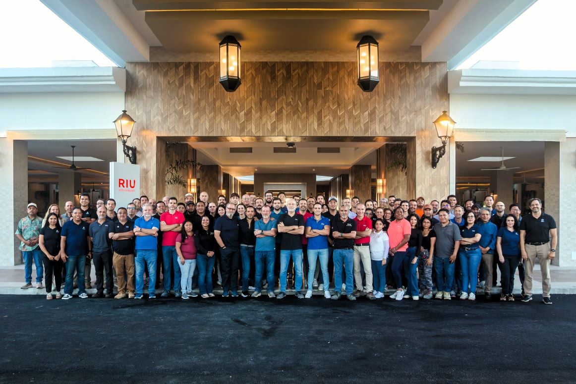 Luis Riu posa en la entrada del hotel Riu Jalisco junto al equipo responsable