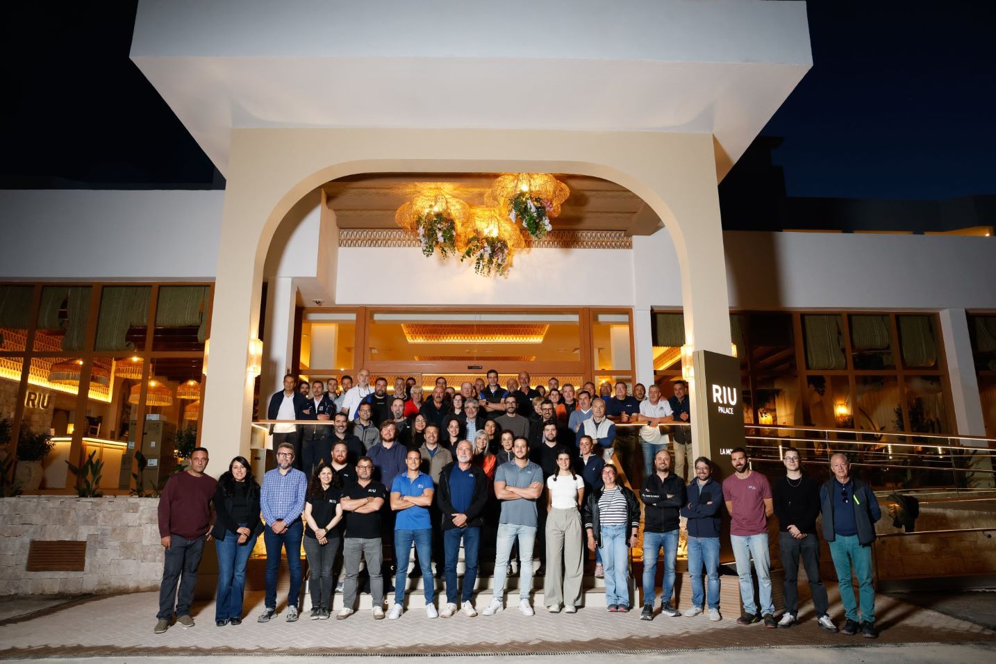 Luis Riu posa con el equipo de obras del nuevo hotel Riu Palace La Mola