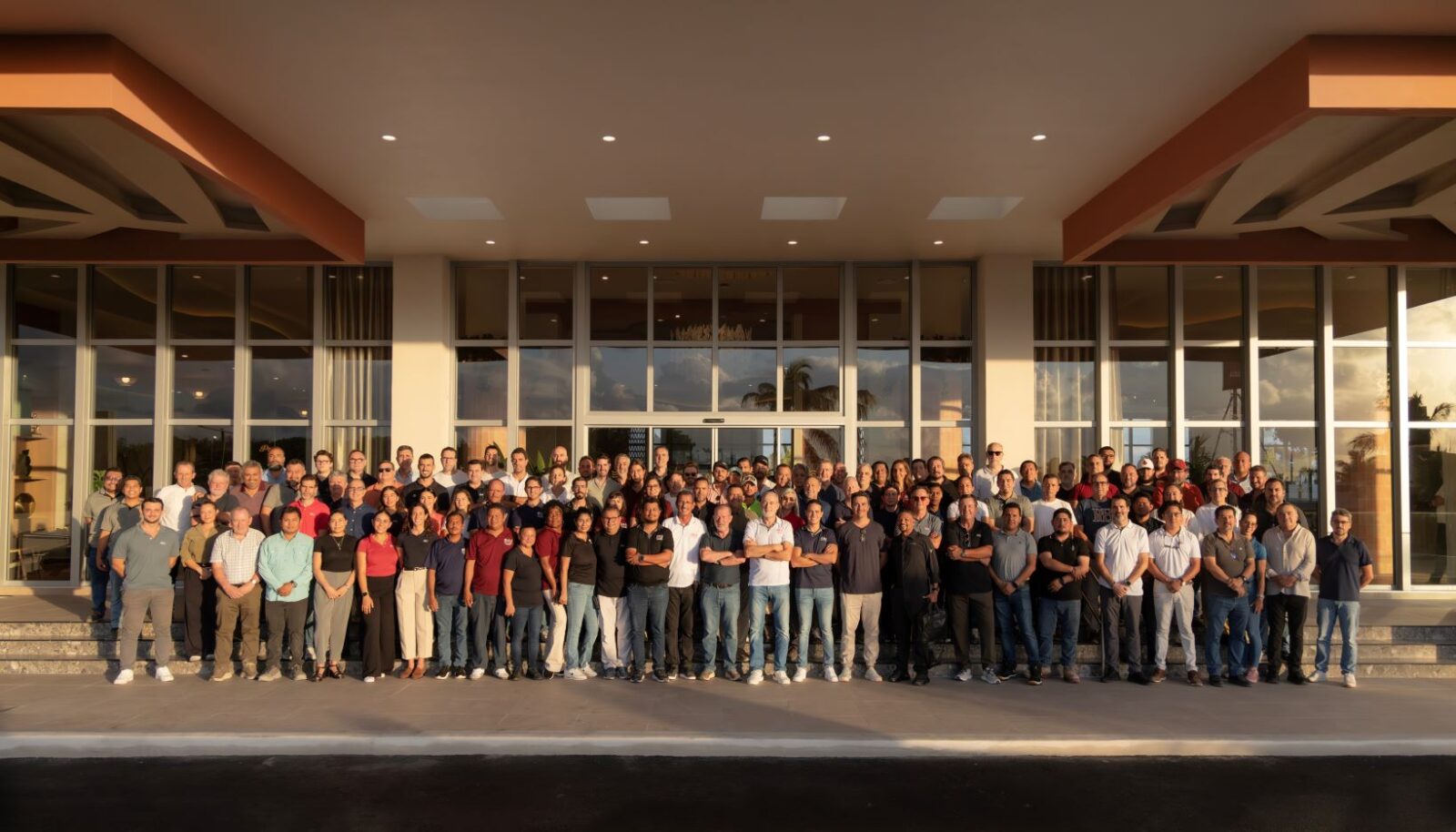 Luis Riu y el equipo de obra responsable de la reforma del Riu Ventura posan en la entrada del hotel