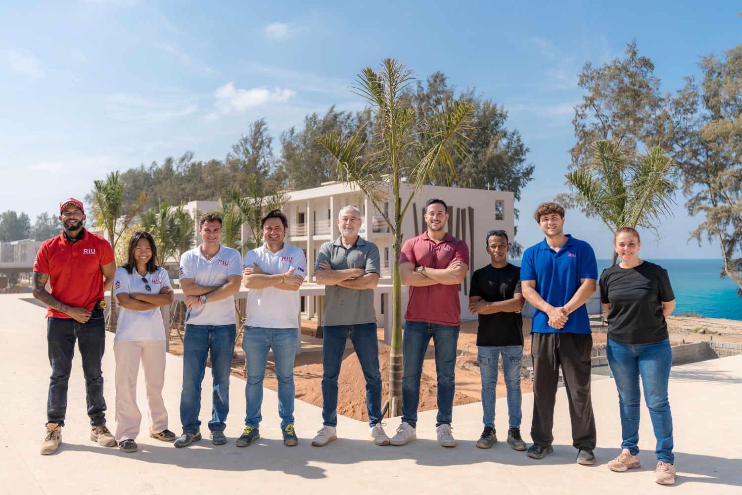 Luis Riu, CEO von RIU Hotels, mit dem Bauteam des ersten Hotels der Gruppe in Thailand. Von links nach rechts: Arnaldo Guzman A., Arunrat Sroynak, Jorge Bello, Faustino Rodríguez, Luis Riu, Roberto Riu, Radli Ratnayake, Oriol Sánchez und Alicia Aguilera