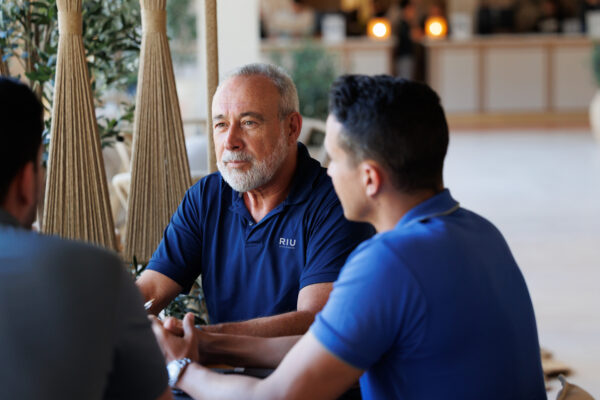 Luis Riu conversa con sus hijos Luis Riu Rodríguez y Roberto Riu en la apertura del hotel Riu Formentera