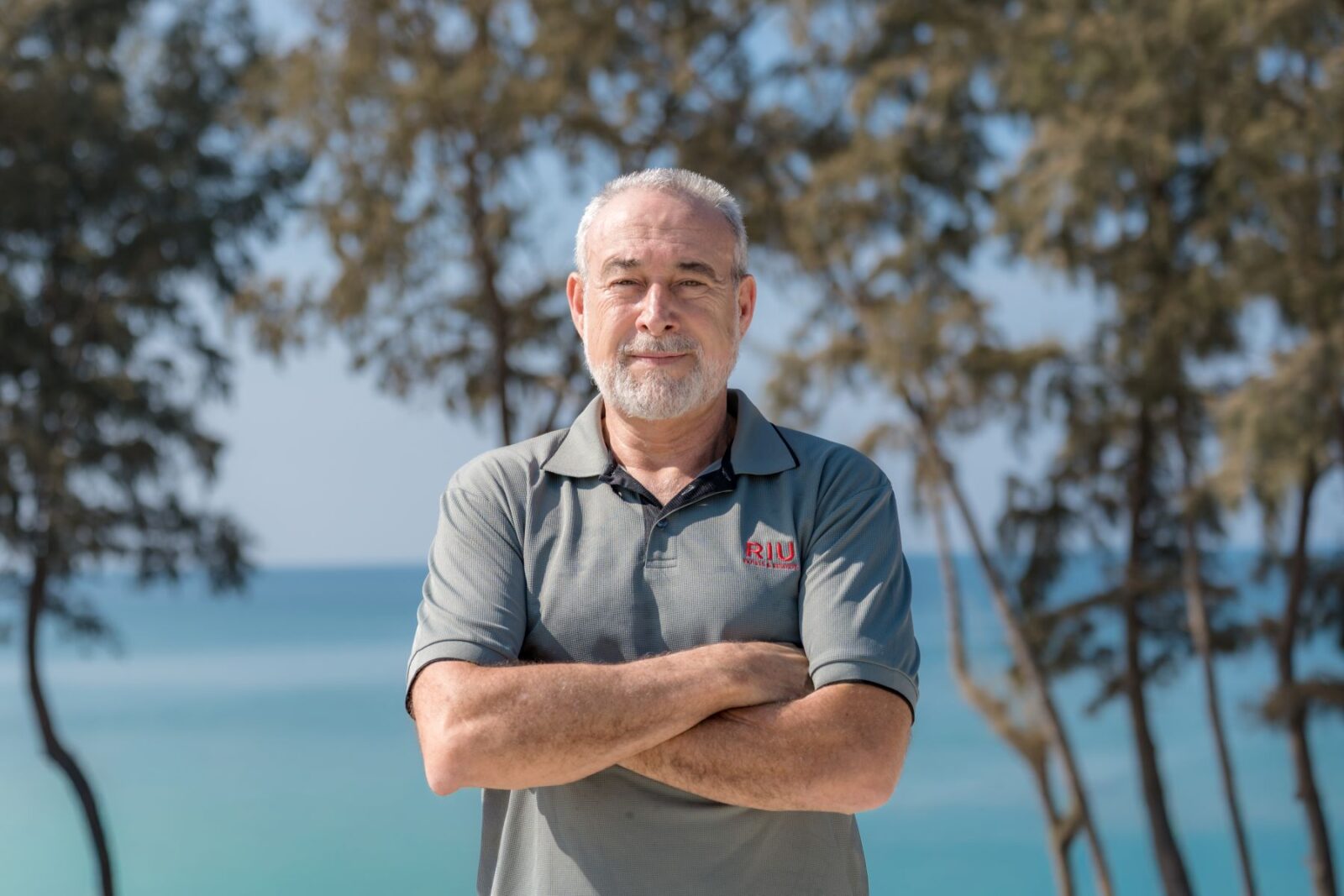 Luis Riu, CEO von RIU Hotels & Resorts, am Strand von Mai Khao auf Phuket, Thailand