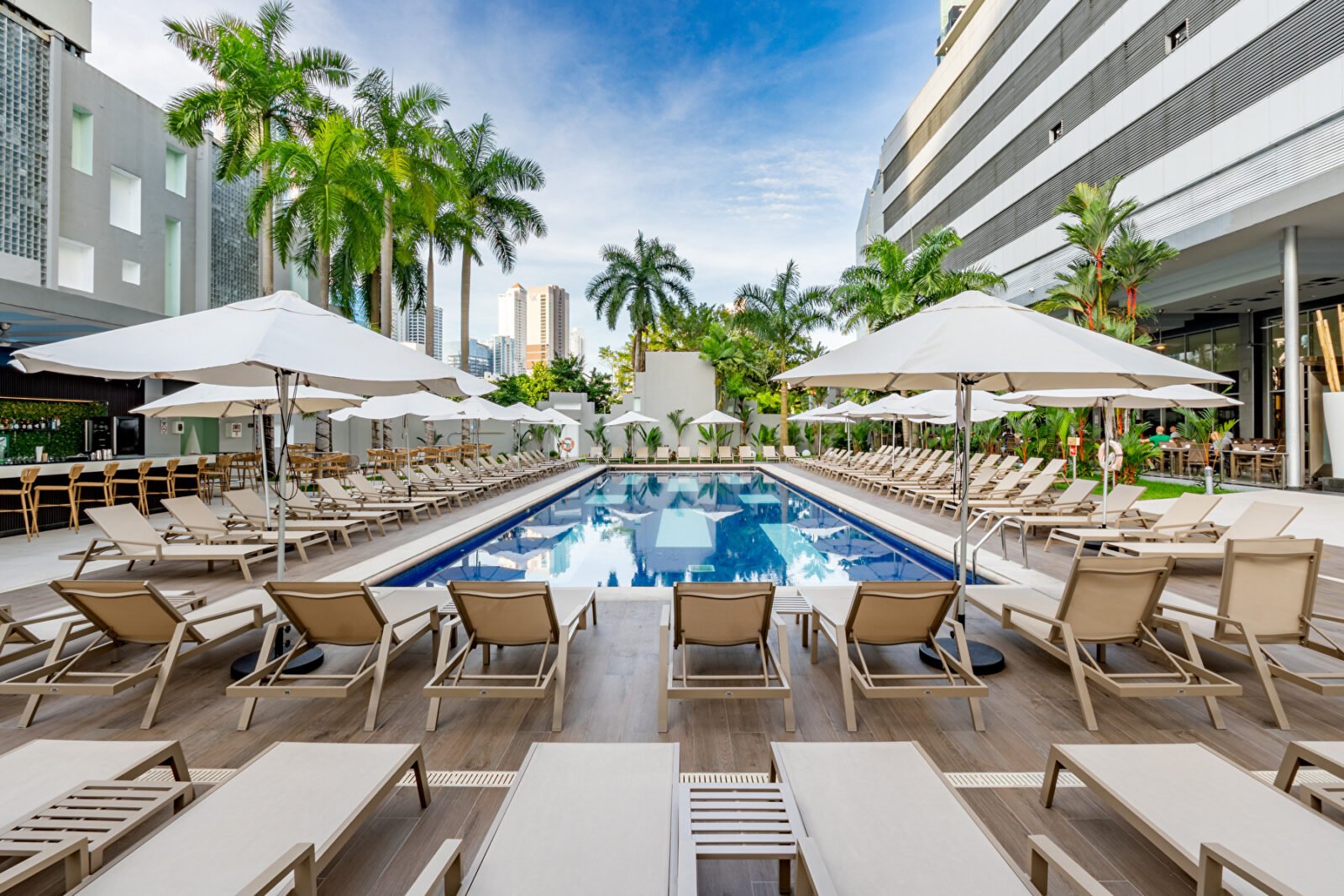 Piscina del hotel Riu Plaza Panama