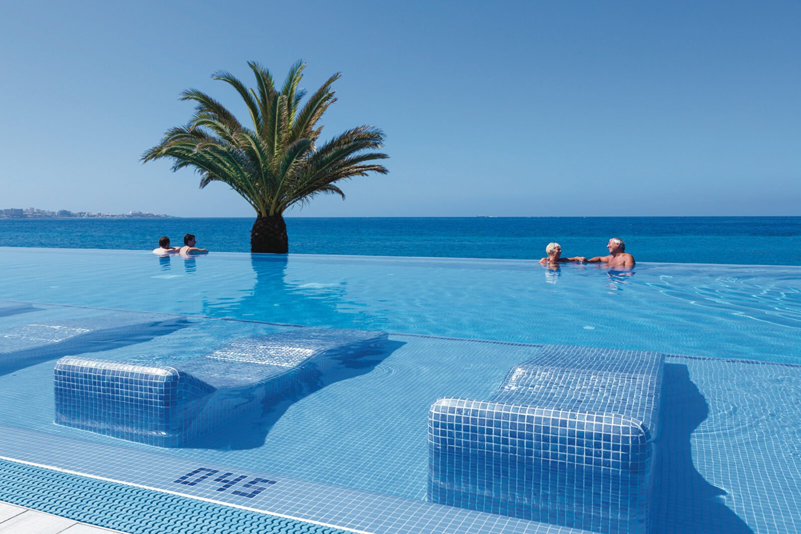 Piscina infinita del hotel Riu Palace Tenerife