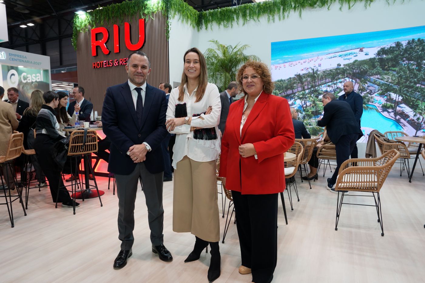 Von links nach rechts: Javier Vich, Präsident der FEHM; Naomi Riu, Finanzdirektorin und Geschäftsführerin für den Indischen Ozean bei RIU, und María José Aguiló, stellvertretende Geschäftsführerin der FEHM