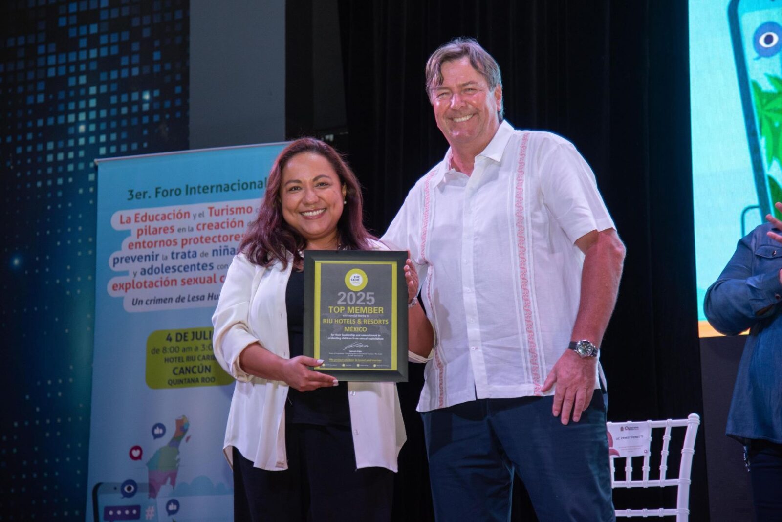 Alma Tesillos, Directora de RSC de RIU Hotels en América y Ernest Ponette, delegado de Operaciones de RIU en Cancún posan con el premio Top Member 2025 de ECPAT