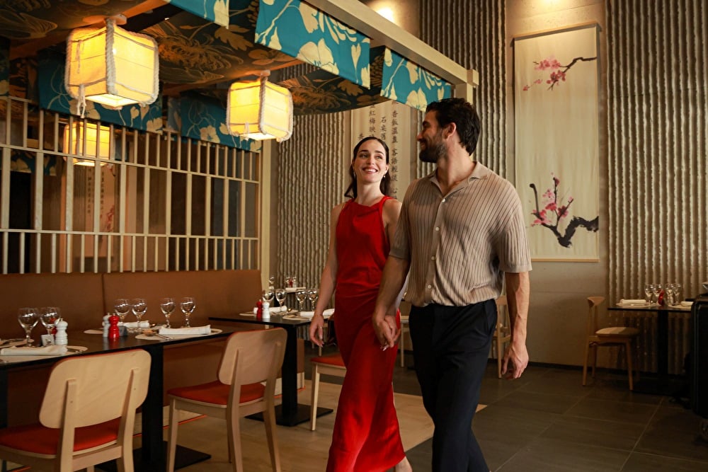 Pareja entrando en el restaurante asiático del nuevo hotel Riu Ventura en México