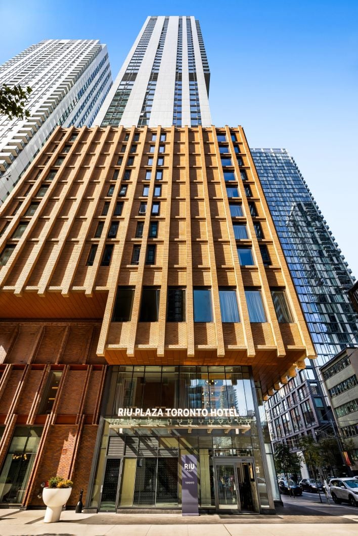 Fachada del hotel Riu Plaza Toronto en Canadá.