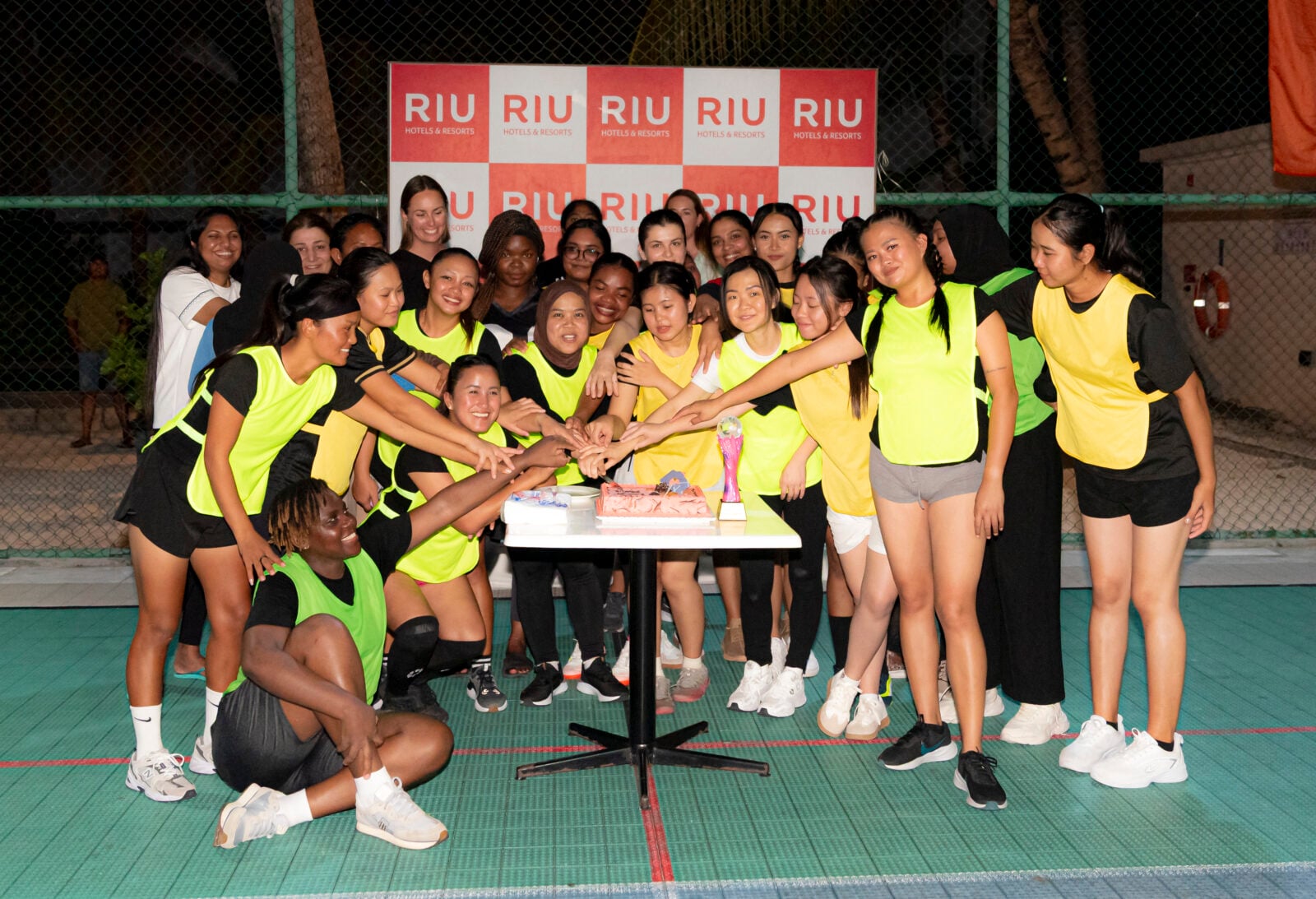 Trabajadoras de los hoteles de RIU en Maldivas en el Women’s Day Futsal Match.